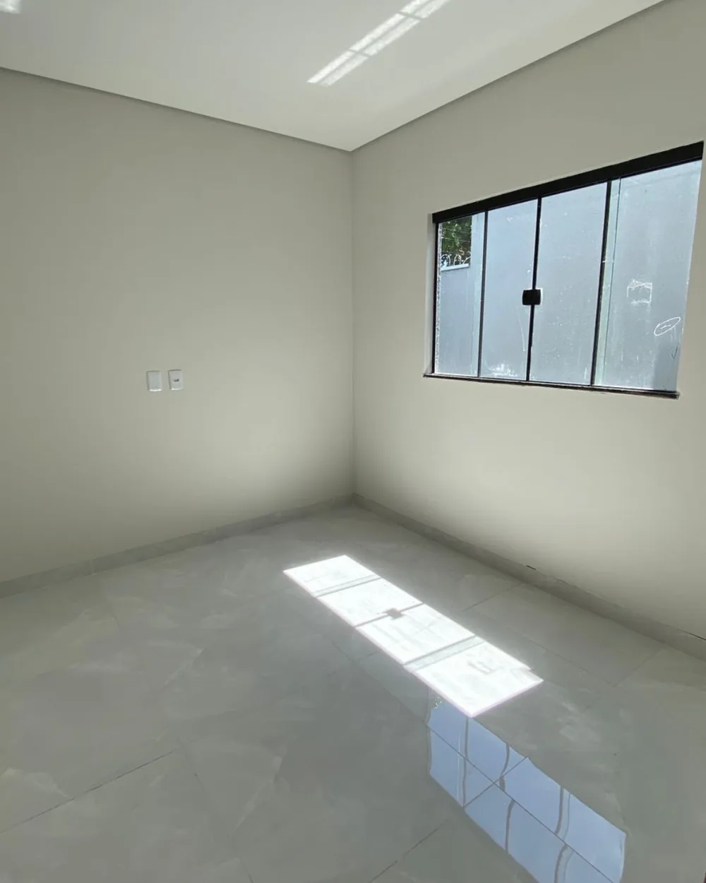 Quarto com janela ampla