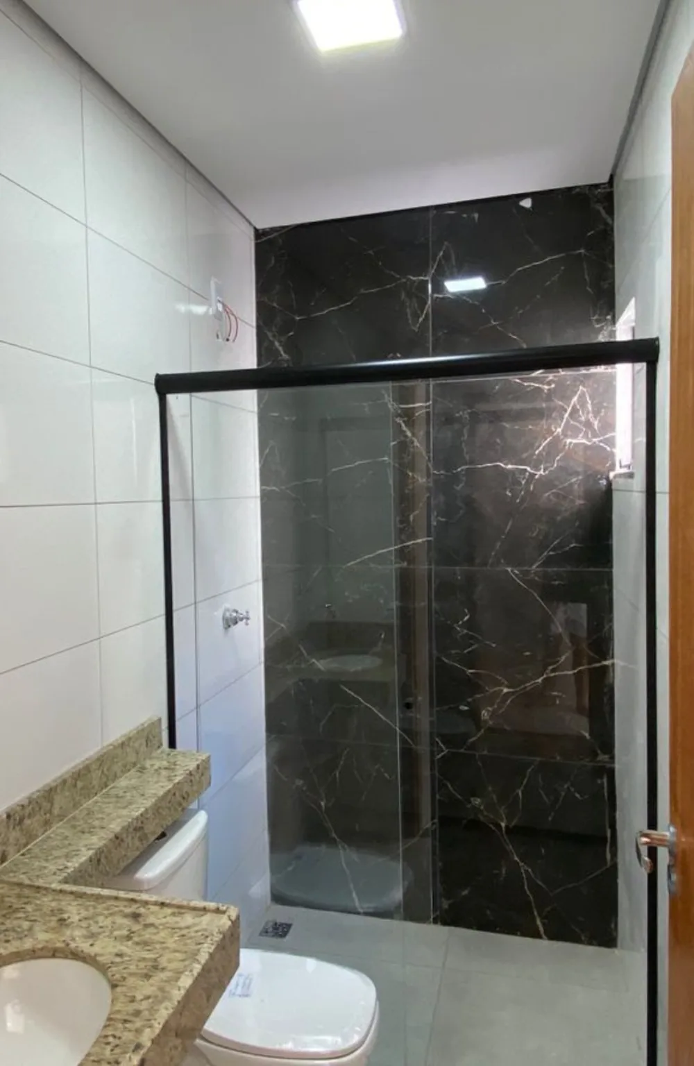 Banheiro da suíte com box de vidro